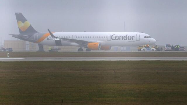 Un Airbus A321 de la compañía Condor en la pista en el aeropuerto de Budapest