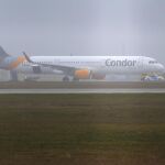 Un Airbus A321 de la compañía Condor en la pista en el aeropuerto de Budapest