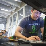El hacker Rod Soto lidera una reunión durante un evento en Fort Lauderdale, Florida, como preparación para el HackMiamiCon 2017 que se llevará a cabo el 14 de mayo en Miami Beach. El HackMiamiCon 2017 es una conferencia de seguridad informática que se realiza anualmente desde 2013 en Miami Beach