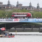Simpatizantes a favor de la permanencia de la UE desplegaron una gran pancarta para recibir a la flotilla de barcos de pesca, organizada por el líder de UKIP Nigel Farage por el Támesis, en Londres (Reino Unido) el 15 de junio de 2016.