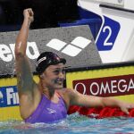Mireia Belmonte celebra su victoria en la final de 200 mariposa.