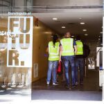 Efectivos de la Fiscalía Anticorrupción abandonan la sede central de CDC en Barcelona.