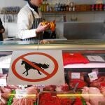 Imagen de una carnicería británica en la que un cartel avisa a los clientes de que la carne que vende está libre de cualquier sospecha