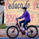 La presidenta Rousseff dio un paseo en bici ayer por los alrededores del palacio de Alvorada, en Brasilia