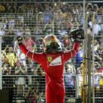 Sebastian Vettel saluda tras lograr la pole en Singapur.
