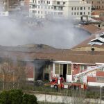 Vista del incencio que se ha declarado hoy en la fábrica de galletas Asinez, en el barrio de Valdefierro de la capital aragonesa