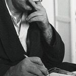 Camilo José Cela apura un cigarrillo mientras piensa en uno de sus textos