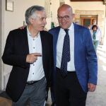 El presidente de la Diputación de Valladolid, Jesús Julio Carnero, junto al diputado y alcalde Medina de Rioseco, Artemio Domínguez, momentos antes de anunciar su decisión