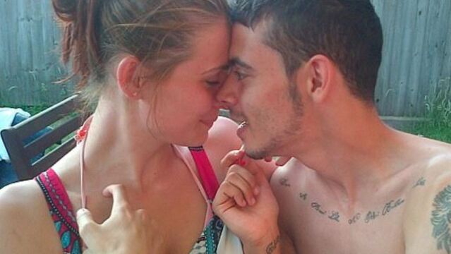 La joven fallecida junto a su novio.