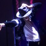 Michael Jackson durante un concierto, con su icónico sombrero de fieltro
