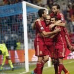 Los jugadores de la selección española felicitan a Andrés Iniesta