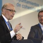 El ministro de Hacienda, Cristóbal Montoro, hoy en Zaragoza en declaraciones a periodistas