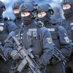Miembros de la unidad especial BFE de la Policía federal alemana, durante un entrenamiento en Ahrensfelde, cerca de Berlín