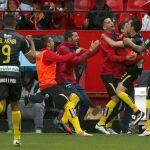 Los jugadores del Granada celebran el gol de Isaac Cuenca ante el Sevilla