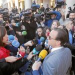 El letrado Ricardo Pérez, de la asociación Clara Campoamor, a su llegada al juzgado