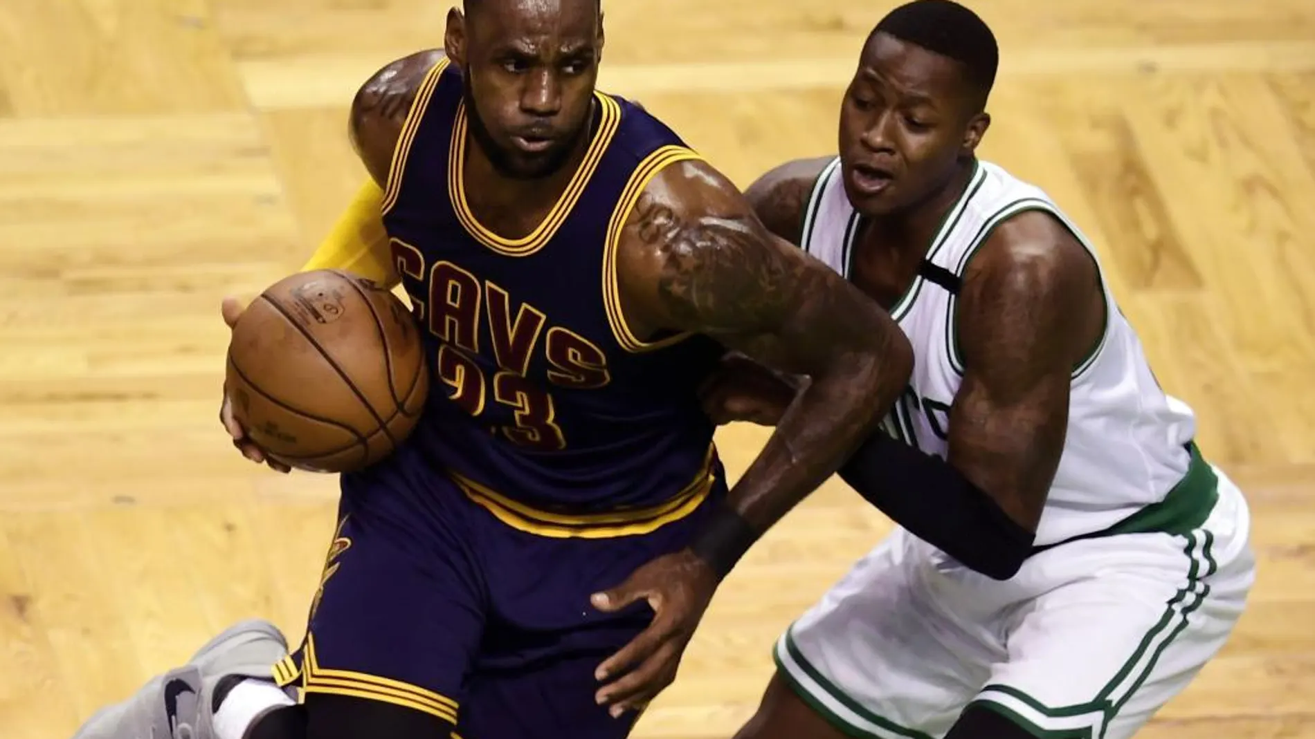 El jugador LeBron James (i) de Cleveland Cavaliers en acción ante Terry Rozier (d) de Boston Celtics