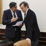 El diputado del PP, José Antonio Bermúdez de Castro (i), conversa con el portavoz parlamentario del grupo popular, Rafael Hernando (d)