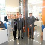 El conseller junto a la alcaldesa de Alzira, Elena Bastidas, ayer en el IDEA