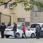 Efectivos policiales junto a la vivienda
