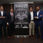 El alcalde de Torrejón de Ardoz Ignacio Vázquez Casavilla, el diestro Gonzalo Caballero, Felipe Juan Froilán y el periodista David Casas junto al cartel del festejo benéfico