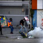 Manifestantes opositores se enfrentan a agentes de la Guardia Nacional Bolivariana