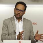 El portavoz del PSOE en el Congreso, Antonio Hernando, al inicio de la rueda de prensa que ha ofrecido hoy en la sede del partido en Madrid.