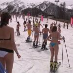 Un millar de rusos bate el récord Guinness de esquiar en ropa interior