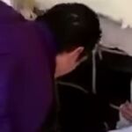 Dos voluntarios miran al interior del colegio en busca de supervivientes