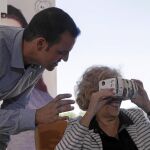 Carmena probó ayer unas gafas de realidad virtual que muestran los efectos de la basura en la Complutense