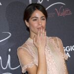 La actriz argentina Martina Stoessel posa para los fotógrafos durante la presentación de su película "Tini, el gran cambio de Violetta"