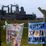 Fotografía del buque ARA Patagonia mientras se abastece para salir en la búsqueda del submarino ARA San Juan. EFE/Mauricio Arduin