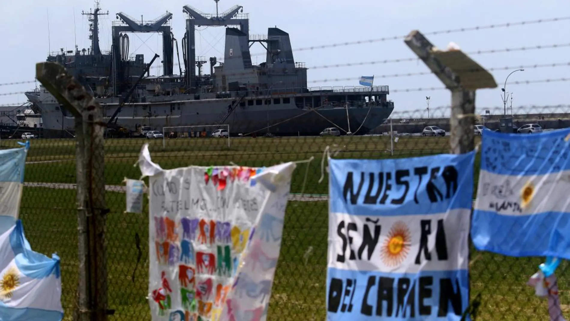 Fotografía del buque ARA Patagonia mientras se abastece para salir en la búsqueda del submarino ARA San Juan. EFE/Mauricio Arduin