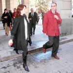 Ana Rosa Curra se marcha del juzgado, donde sí seguirá Rogelio Reyes