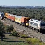Técnicos de Adif han conseguido que un tren taller llegue a la altura del convoy siniestrado el pasado miércoles en Arahal (Sevilla), tras haber reparado de urgencia el trazado