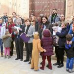 Esperanza Gómez (Podemos) y Antonio Guerrero, de la Plataforma por la Atención Temprana, junto a un grupo de padres y menores con trastornos en el Parlamento