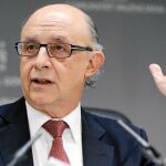 El ministro de Hacienda, Cristóbal Montoro, ayer durante su comparecencia en Valencia