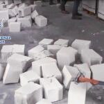 La Policía tuvo que romper los bloques para sacar de su interior (protegidos con poliespan) los paquetes de coca