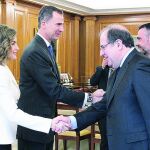 El presidente Herrera saluda a los Reyes, antes de participar en la Comisión Nacional sobre el Centenario de Cervantes