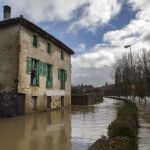 Imagen del desbordamiento hoy del río Arga, a su paso por Pamplona
