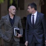 Los consellers de Exteriores y Justicia de la Generalitat, Raul Romeva (i) y Carles Mundó (d), respectivamente, a la llegada a la reunión semanal celebrada hoy en el Palau de la Generalitat