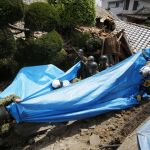Los servicios de rescate trabajan entre los escombros en Mashiki.
