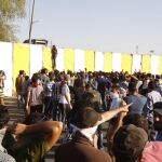 Simpatizantes del clérigo chií Muqtada al Sadr marchan dentro de la fortificada Zona Verde del centro de Bagdad (Irak) el 20 de mayo de 2016