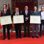 Jesús Julio Carnero, Roberto Díez, alcalde de Peñafiel; y Pablo Martín, presidente del jurado, junto con los premiados