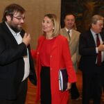 La consejera de Familia e Igualdad de Oportunidades, Alicia García, dialoga con procuradores antes de explicar el Proyecto de Ley de sus Presupuestos