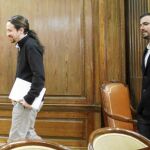 Los candidatos de Podemos, Pablo Iglesias, e Izquierda Unida, Alberto Garzón, durante reunión en el Congreso de los Diputados que tuvo lugar en febrero