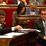 El presidente de la Generalitat, Carles Puigdemont (i), y el conseller de Interior, Jordi Jané.