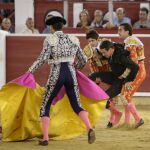 El diestro, tras ser volteado, es levantado por sus compañeros Sebastián Castella y David Fandila «El Fandi»