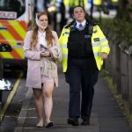 Una agente de policía escolta a una herida en los alrededores de la estación de metro Parsons Green el 15 de septiembre de 2017
