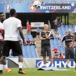 El entrenador de la selección suiza, Vladimir Petkovic durante un entrenamiento del equipo en el estadio Stade de la Mosson en Montpellier