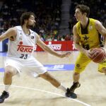 El base del Real Madrid Sergio Llull (i) defiende al escolta argentino del Iberostar Tenerife Nico Richotti durante el partido